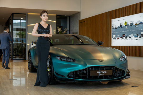 gambar showroom mobil